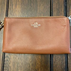 detachable wrist strap, crossgrain leather wallet has double zip